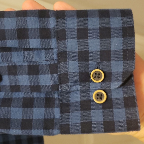 Like New Van Heusen Slim Fit Button Down - Picture 5 of 8